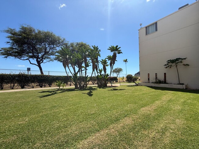 Building Photo - Makaha Surfside