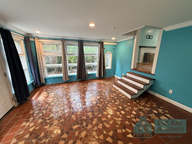 Building Photo - Charming Midtown Cottage  All approved applications are subject to an 18-month lease term. $75 pe...