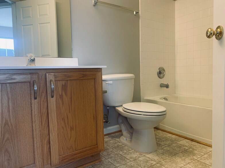 Full Bathroom - 6520 Landing Way