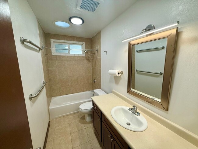 Building Photo - 3 Bedroom / 1 Bathroom Home Available in W...