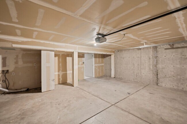 Building Photo - 977 Columbine Ave