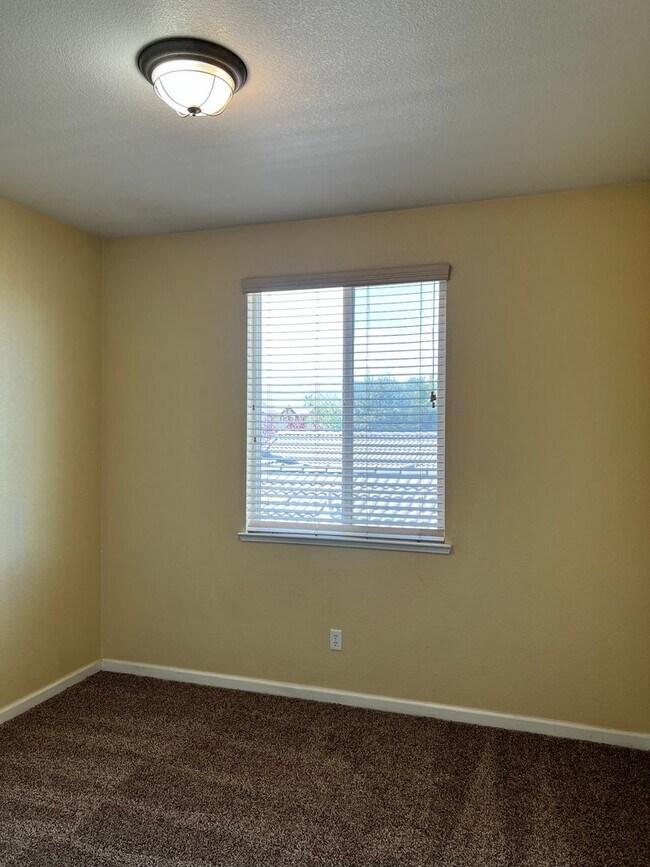 Building Photo - Beautiful home in Reflections gated community