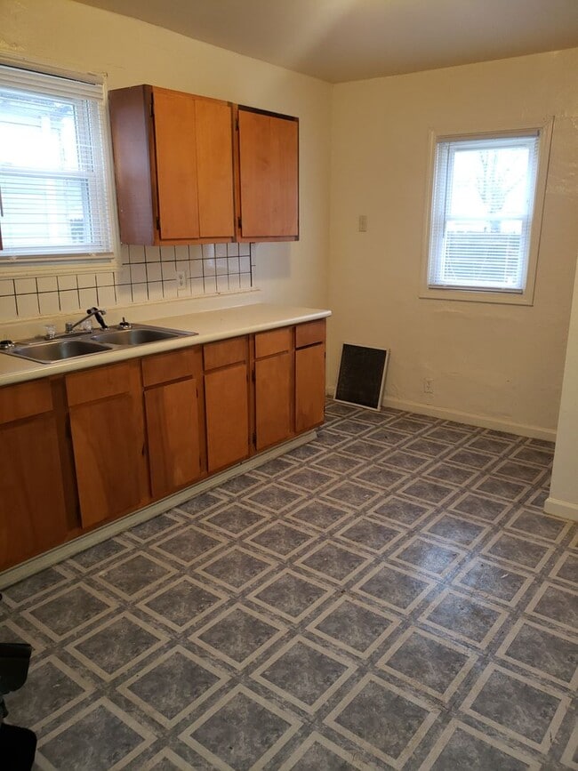Building Photo - 2 Bedroom near McMillen Park