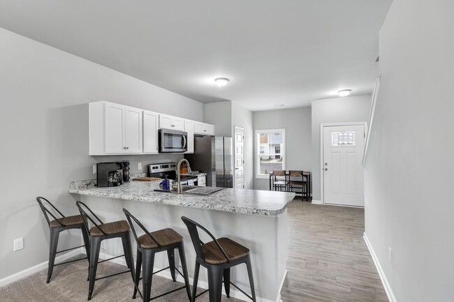 Building Photo - Buckhorn Townhome Available in February!