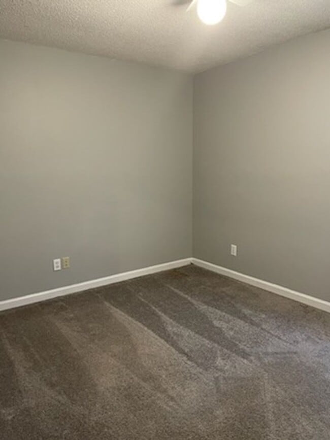 Building Photo - MOUSE CREEK RD 5725/5727