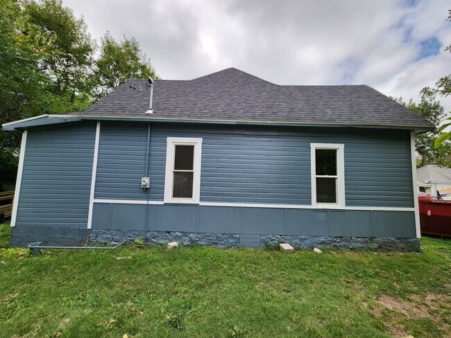 Building Photo - Spacious 3-Bedroom, 1-Bathroom Home AVAILABLE NOW!!