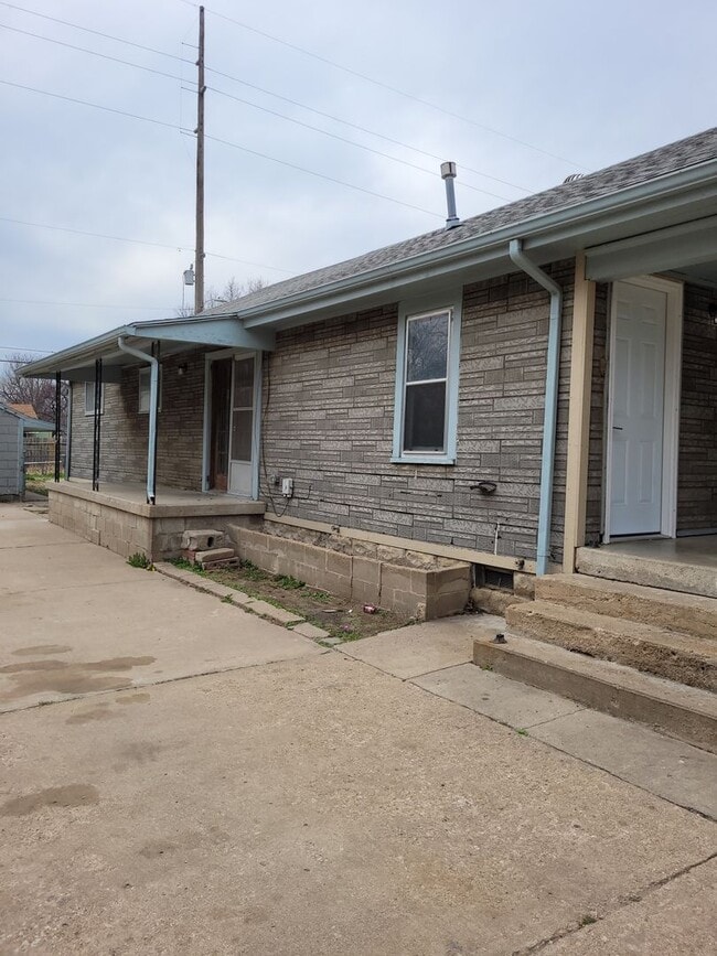 Building Photo - 3 Bed 2 Bath Bungalow walking distance to river