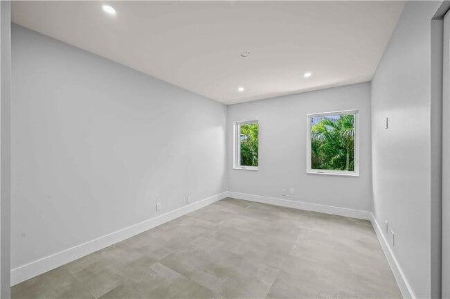 Building Photo - 828 NE 17th Way