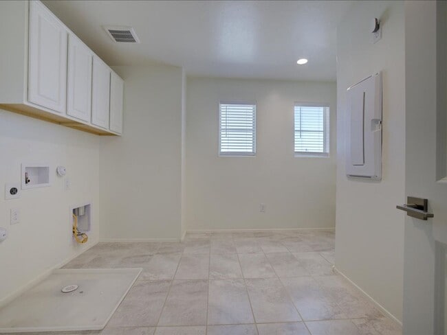 Building Photo - 3 Bedroom 2.5 Bathroom