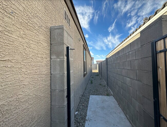 Building Photo - 12531 W Northview Ave