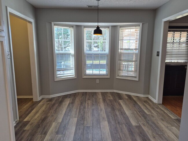 Building Photo - NEW LISTING!!!!!