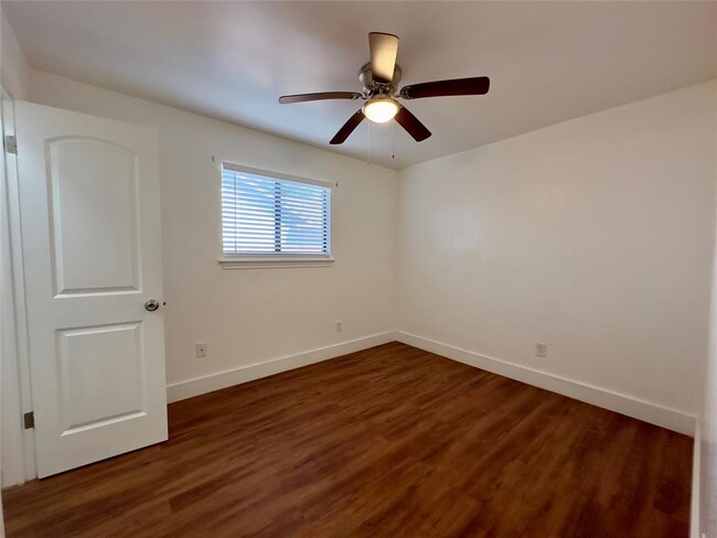 Building Photo - 2110 Meadow Brook Dr