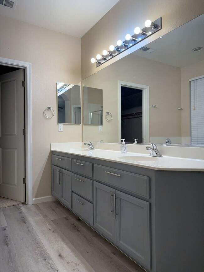 Building Photo - Polished and Chic 4/2 Available NOW!!