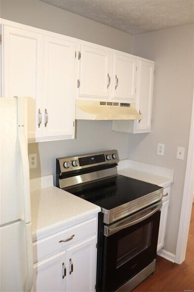 Building Photo - 760 N Burbank Dr