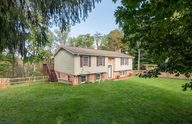 Building Photo - Lovely Country Home Close to Christiansburg