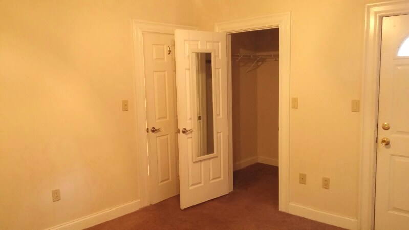 Building Photo - 152 Hallock St