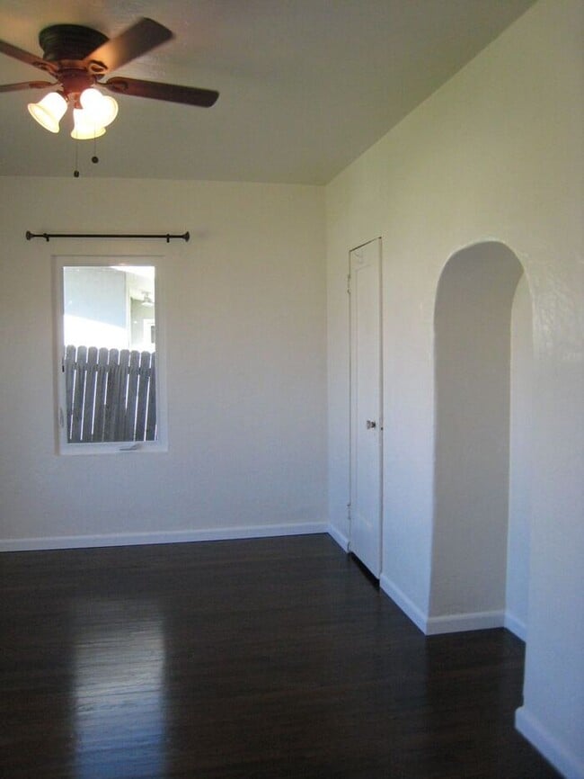 Building Photo - Duplex w/ yard and garage!