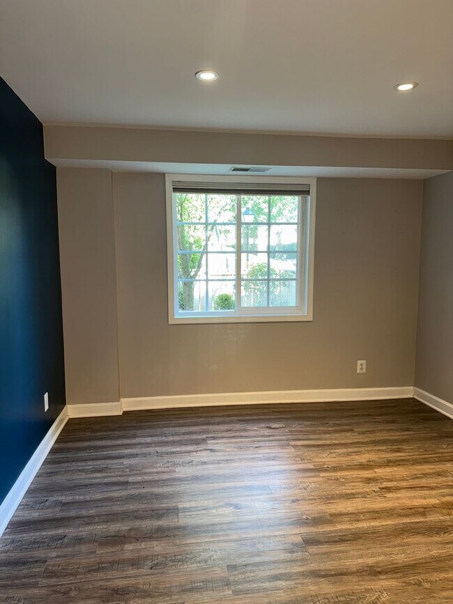 Building Photo - Large, Luxurious 2 Bedroom 2 Bath at Parks...
