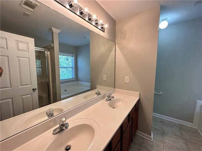Building Photo - 2403 Walnut Tree Ln