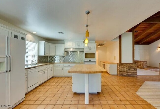 Building Photo - 7040 Bailey Cir