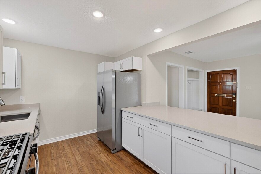 Building Photo - 2207 Housley Dr