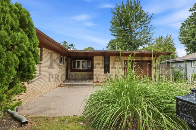 Building Photo - 9923 W Binter Ln