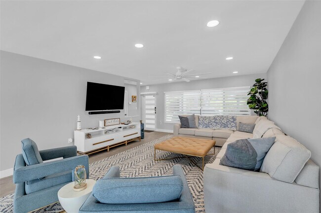 Building Photo - 2005 N Riverside Dr