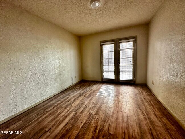 Building Photo - 4433 N Stanton St