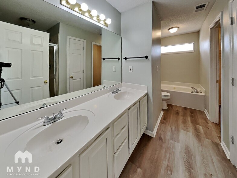 Building Photo - 3806 Sungrove Cir E