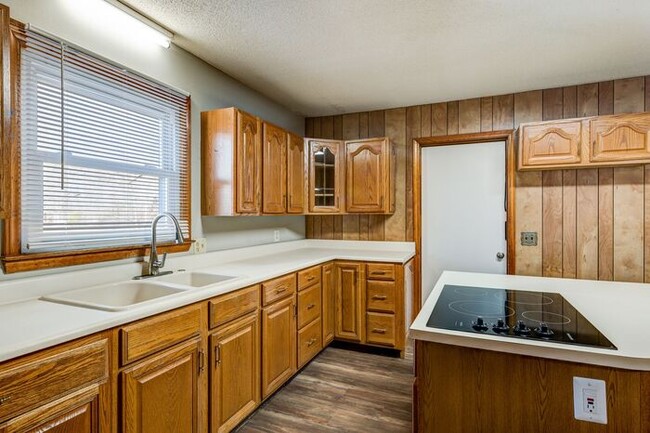 Building Photo - Colfax - Charming house with new flooring,...