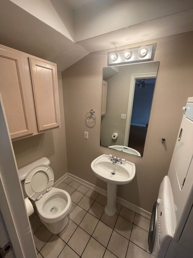 Building Photo - 454 Olive St