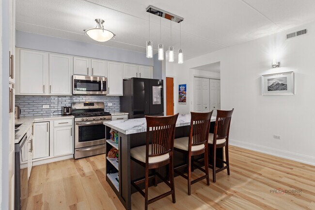 Building Photo - 8727 W Bryn Mawr Ave