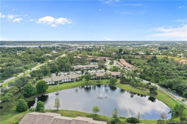 Building Photo - 1544 SW Silver Pine Way