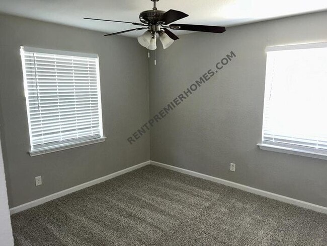 Building Photo - 1833 Grove Cir