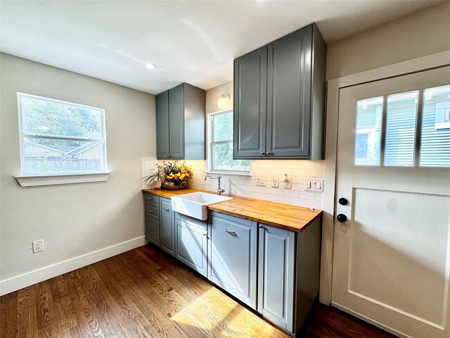 Building Photo - 1035 Louise St