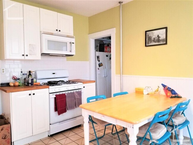 Building Photo - Spacious 3BR Near Coolidge Corner | 1,300 SF | Laundry On-Site | Cats OK | 9/1