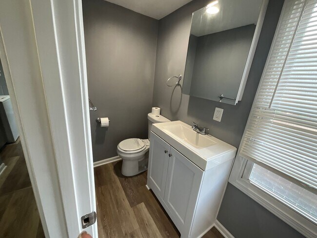 Building Photo - 2 bedroom with amazing yard!