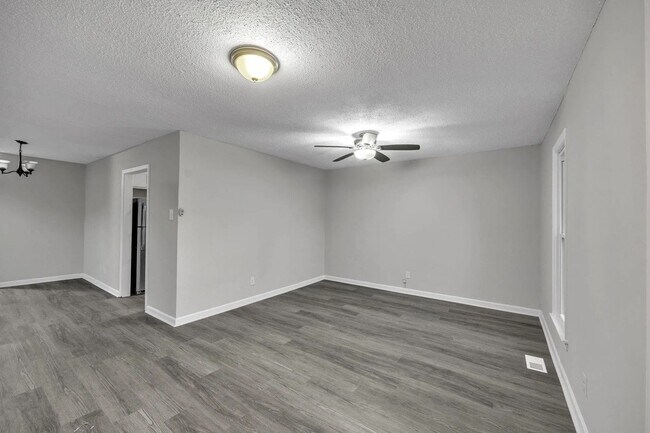 Building Photo - Newly Renovated & Move in ready