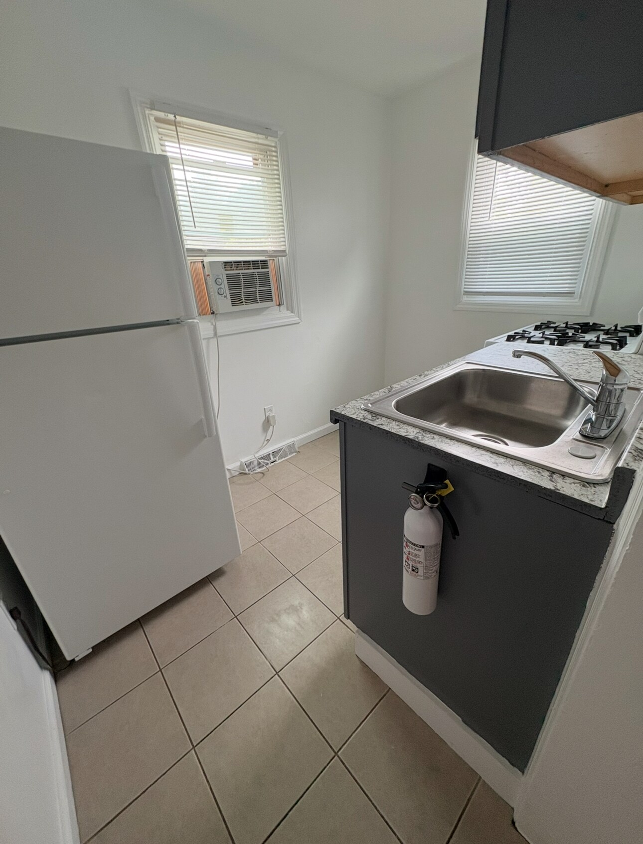 Kitchen - 537 Schiller Ave