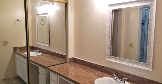 Building Photo - Luxurious 2 Bedroom, 2 Bath Condo in the Heart of Prime Hollywood