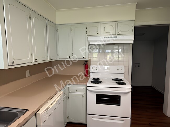 Building Photo - Cozy Charming Country Home