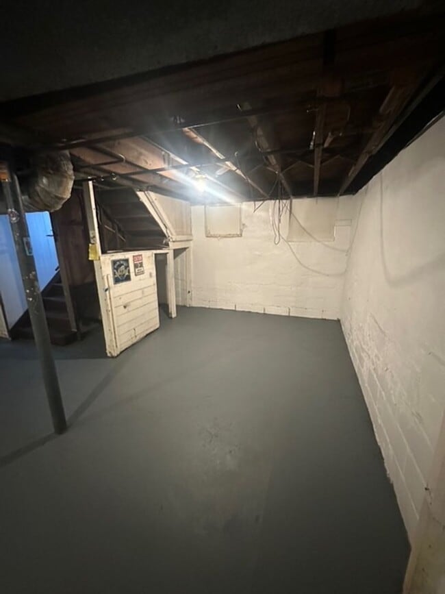 Building Photo - Spacious Single Family 4-Bedroom 1.5-Bath Home For Rent