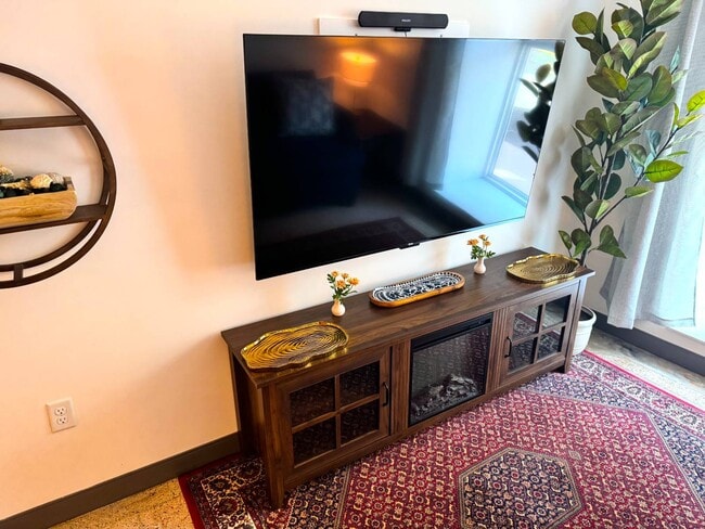 Building Photo - 480 S Salina St