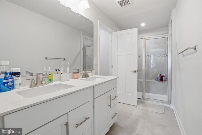 Building Photo - 60 Pratt Ln