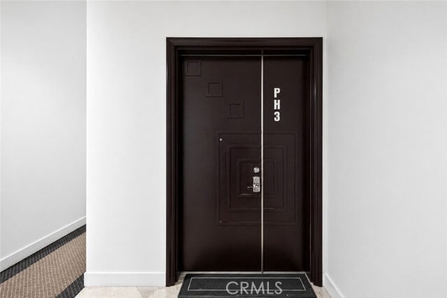 Building Photo - 401 N Serrano Ave