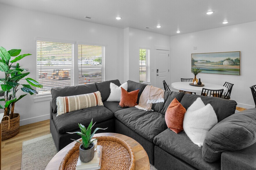 Building Photo - 82 W 925 N