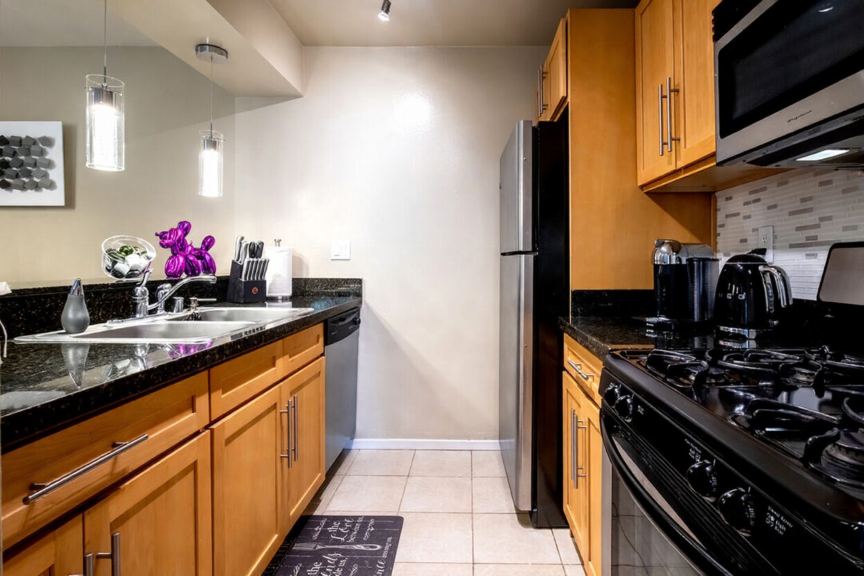 Building Photo - 18350 Hatteras St