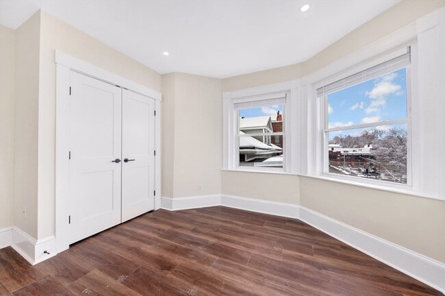 Building Photo - 105 School St