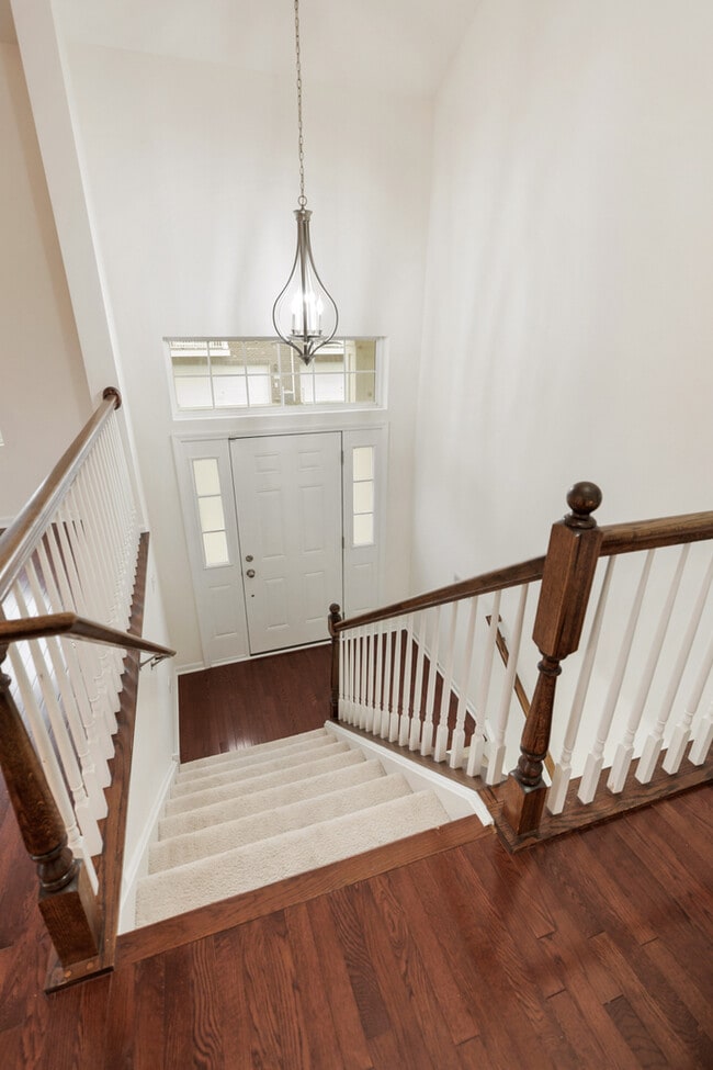 Building Photo - 2528 Dunraven Ave