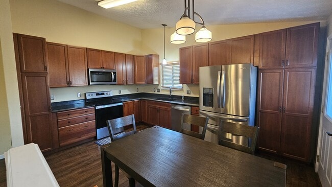 Building Photo - 560 Little Creek Dr